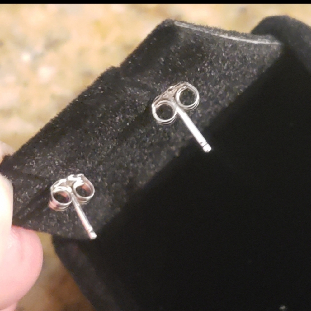 14k solid gold geniune diamond solitaire stud earings - Picture 3 of 9